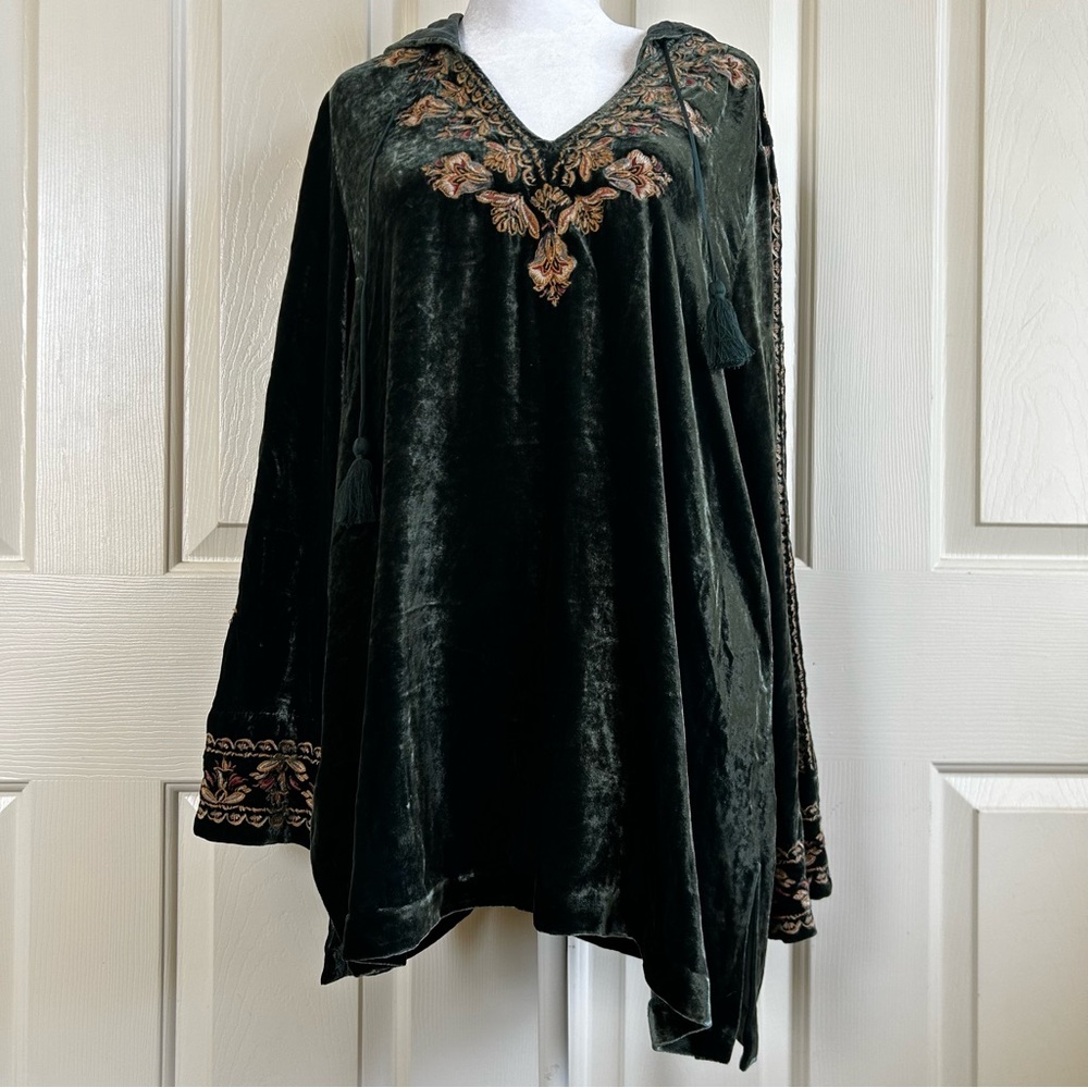 Johnny Was Embroidered Green Velvet Women's hoodie Size M Excellent condition